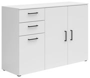 Weiße Kommode mit drei Schubladen und zwei Türen, schwarze Griffe, seitliche Perspektive