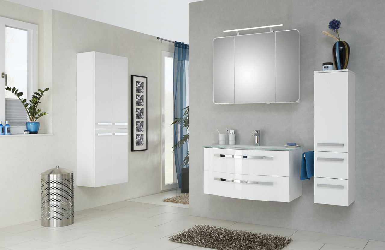 Moderne Badezimmermöbel in Weiß mit Spiegel und Waschbecken, seitliche Perspektive