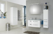Moderne Badezimmermöbel in Weiß mit Spiegel und Waschbecken, seitliche Perspektive