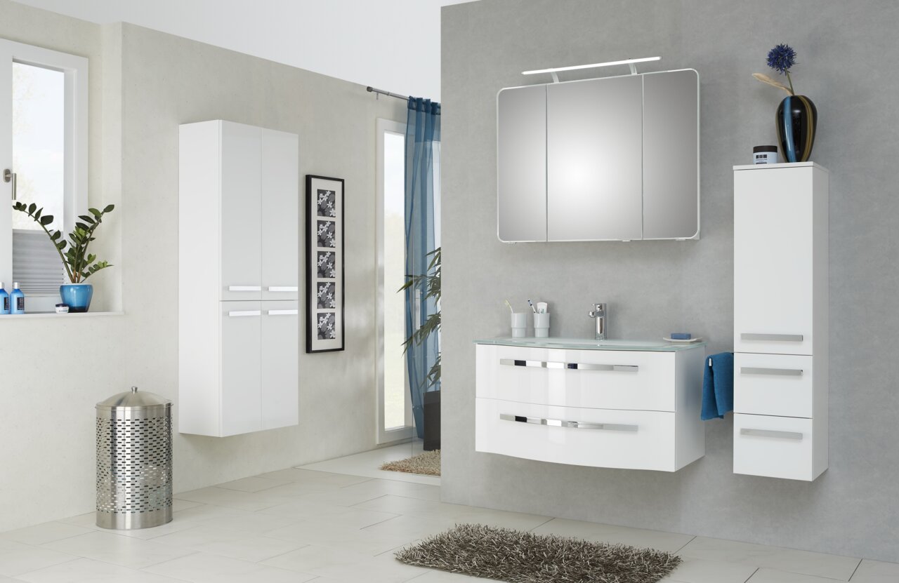 Moderne Badezimmermöbel in Weiß mit Spiegel und Waschbecken, seitliche Perspektive