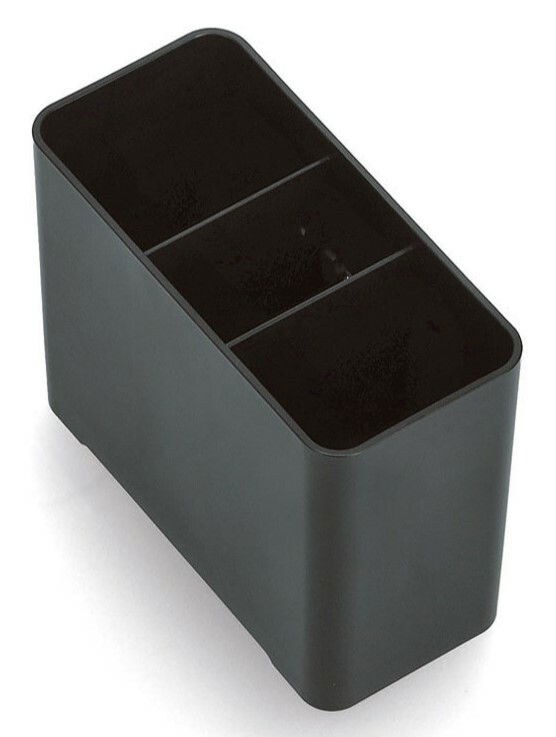 Schwarzer Geschirrabtropfständer mit drei Fächern, aus schräger Vogelperspektive fotografiert.