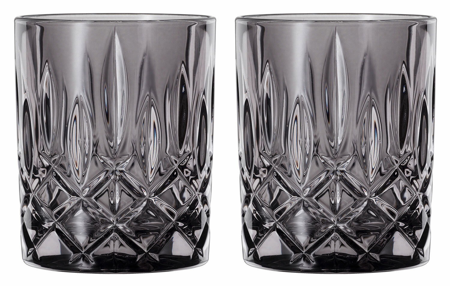 Zwei Whiskybecher im Set, aus Rauchglas mit facettiertem Design, frontal abgebildet.