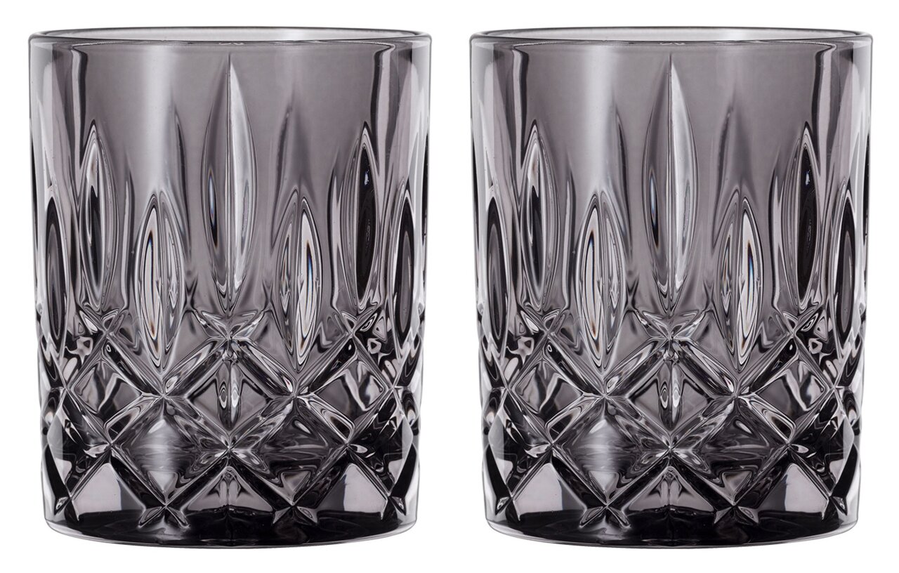 Zwei Whiskybecher im Set, aus Rauchglas mit facettiertem Design, frontal abgebildet.