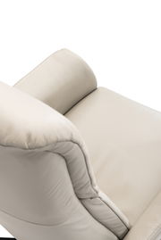 Nahaufnahme eines beigen Relaxsessels aus Leder, Ansicht von oben.