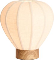 Leuchtende Tischlampe mit ballonförmigem, cremeweißem Stoffschirm und zylindrischem Sockel in Holzoptik, frontal vor weißem Hintergrund dargestellt
