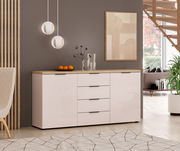 Modernes Sideboard mit glänzender weißer Oberfläche und Holzplatte, umgeben von stilvoller Inneneinrichtung, aus seitlicher Perspektive.