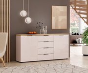 Modernes Sideboard mit glänzender weißer Oberfläche und Holzplatte, umgeben von stilvoller Inneneinrichtung, aus seitlicher Perspektive.