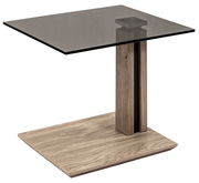 Moderner Beistelltisch mit Glasplatte und Holzfuß, seitliche Perspektive