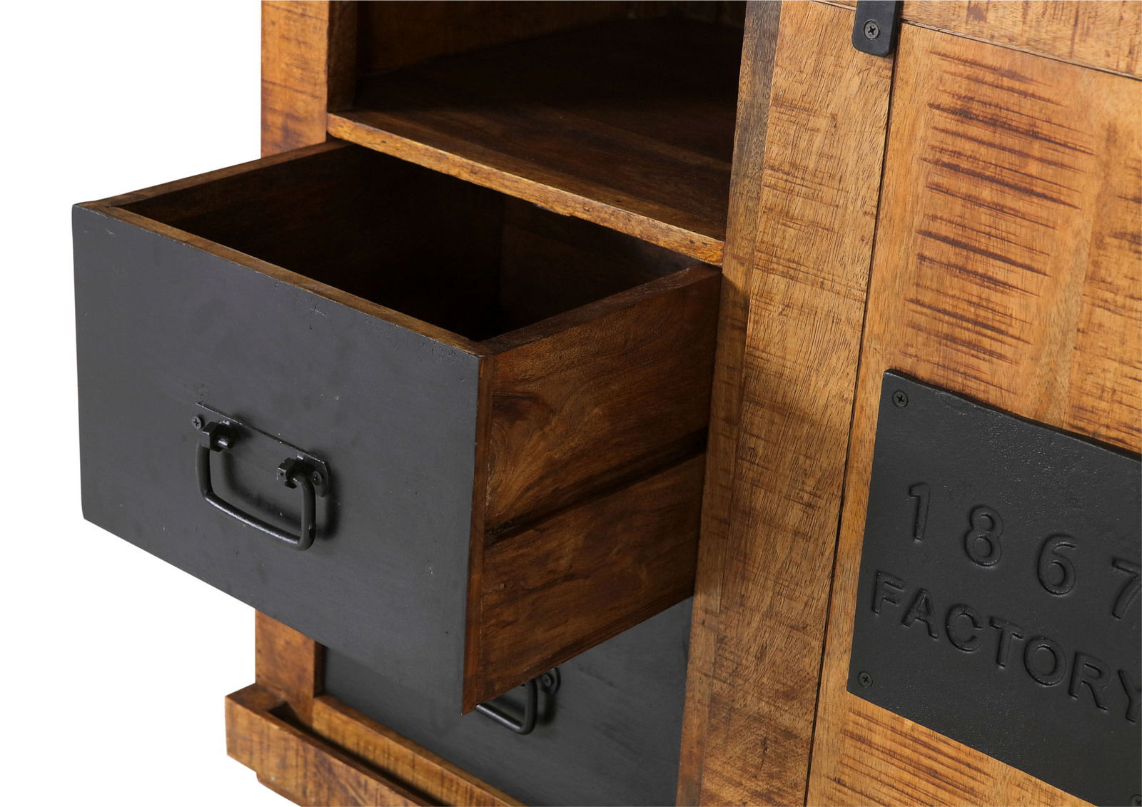 Nahaufnahme eines Barschrankes mit geöffneter Schublade aus dunklem Holz und schwarzer Front. Perspektive von schräg vorne.