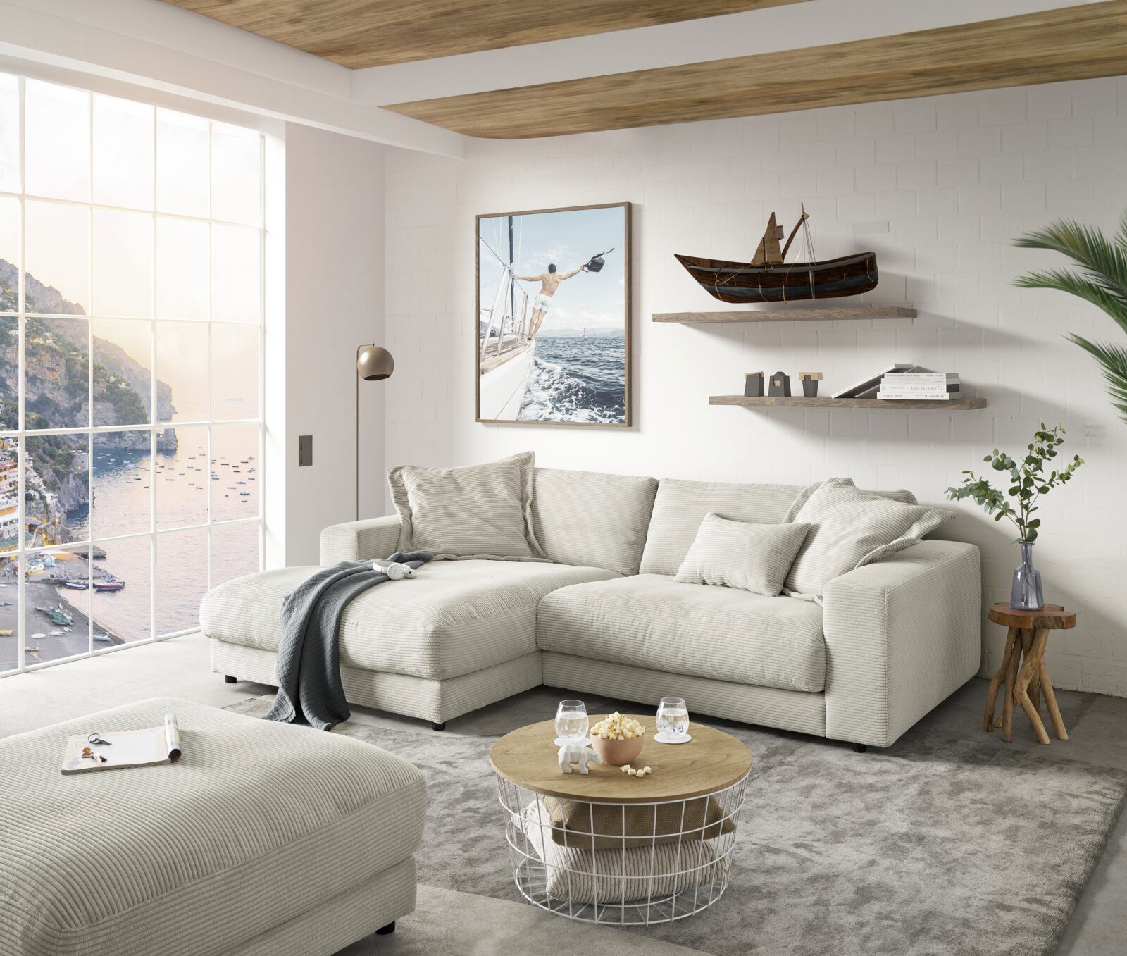 Gemütliche Longchairkombination in einem modernen Wohnzimmer mit Blick auf das Meer durch ein großes Fenster, seitliche Perspektive.