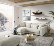 Gemütliche Longchairkombination in einem modernen Wohnzimmer mit Blick auf das Meer durch ein großes Fenster, seitliche Perspektive.