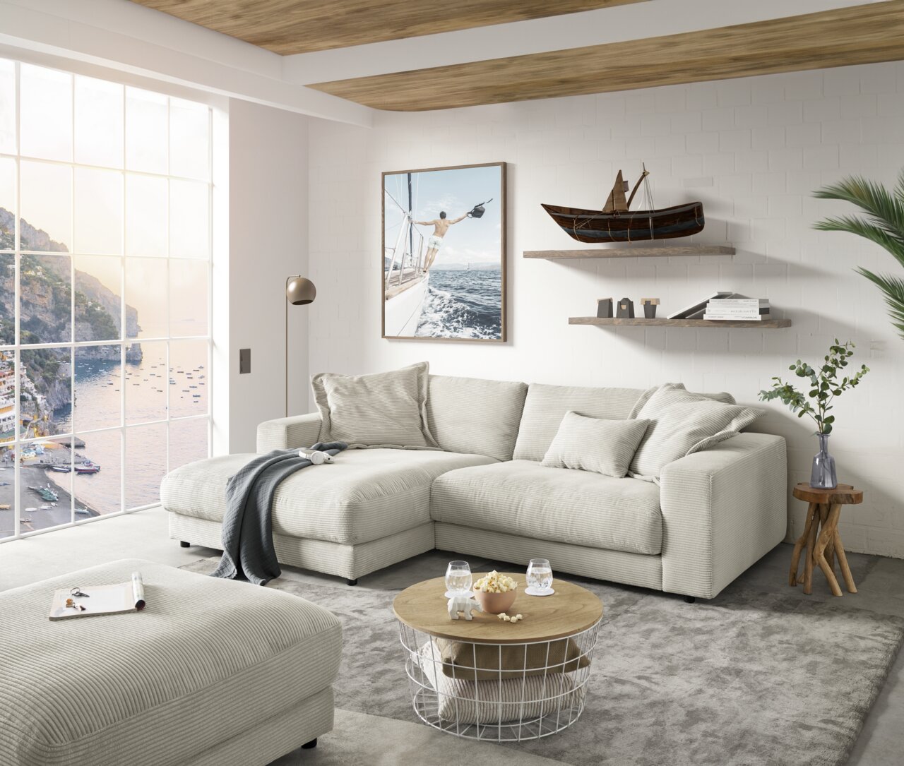 Gezellige combinatie van ligstoelen in een moderne woonkamer met uitzicht op zee door een groot raam, gezien vanaf de zijkant.