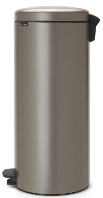 Hochformatige Ansicht eines eleganten, zylindrischen Treteimers in mattem Metallfinish mit Pedalmechanismus.