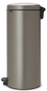 Hochformatige Ansicht eines eleganten, zylindrischen Treteimers in mattem Metallfinish mit Pedalmechanismus.