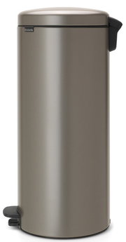 Hochformatige Ansicht eines eleganten, zylindrischen Treteimers in mattem Metallfinish mit Pedalmechanismus.