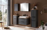 Modernes Waschtisch-Set in dunklem Grau mit Holzoberflächen, bestehend aus einem Waschbecken mit Unterschrank, einem Spiegelschrank und zusätzlichen Hängeschränken, seitliche Perspektive.