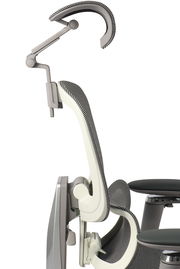 Seitenansicht eines modernen Drehstuhls mit ergonomischer Rückenlehne und Kopfstütze.