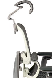 Seitenansicht eines modernen Drehstuhls mit ergonomischer Rückenlehne und Kopfstütze.