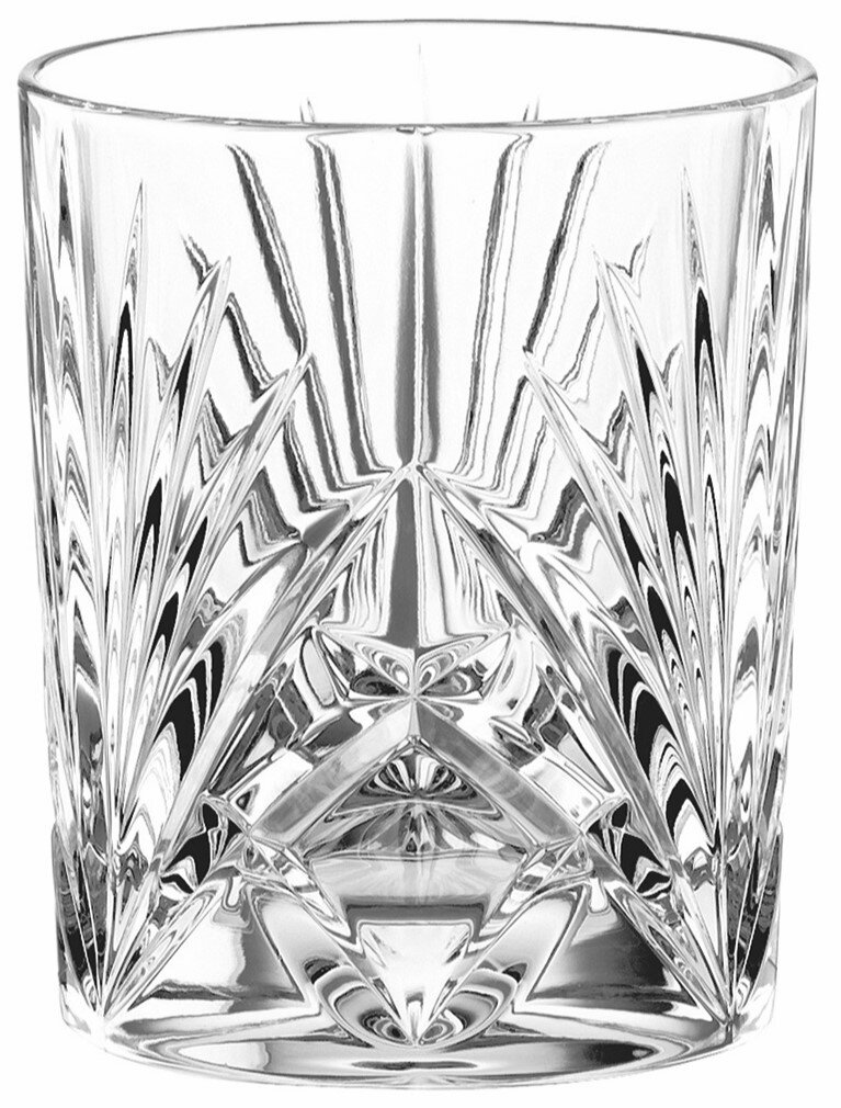Transparentes Kristallglas/Whisky-Tumbler mit facettiertem Schliffmuster, freigestellt auf weißem Hintergrund, Frontansicht leicht von oben.