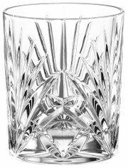Transparentes Kristallglas/Whisky-Tumbler mit facettiertem Schliffmuster, freigestellt auf weißem Hintergrund, Frontansicht leicht von oben.