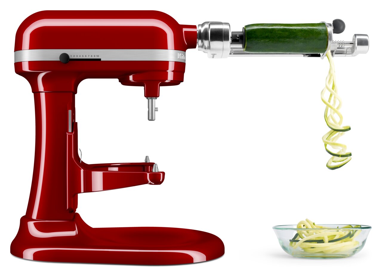 Rote Küchenmaschine Heavy Duty 5,2L mit Spiralaufsatz, seitliche Ansicht, spiralförmig geschnittene Zucchini in einer Schüssel.