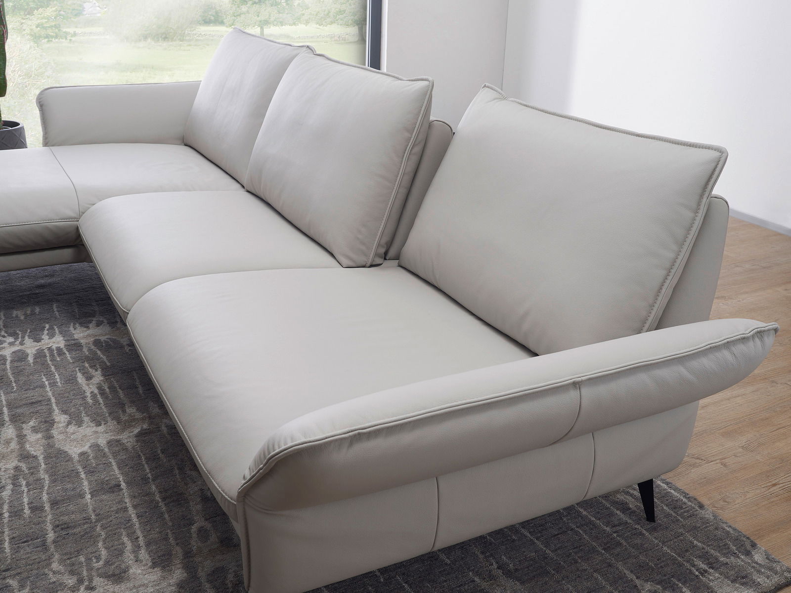 Beige Longchairkombination in moderner Wohnzimmerumgebung, seitliche Perspektive