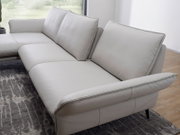 Beige Longchairkombination in moderner Wohnzimmerumgebung, seitliche Perspektive