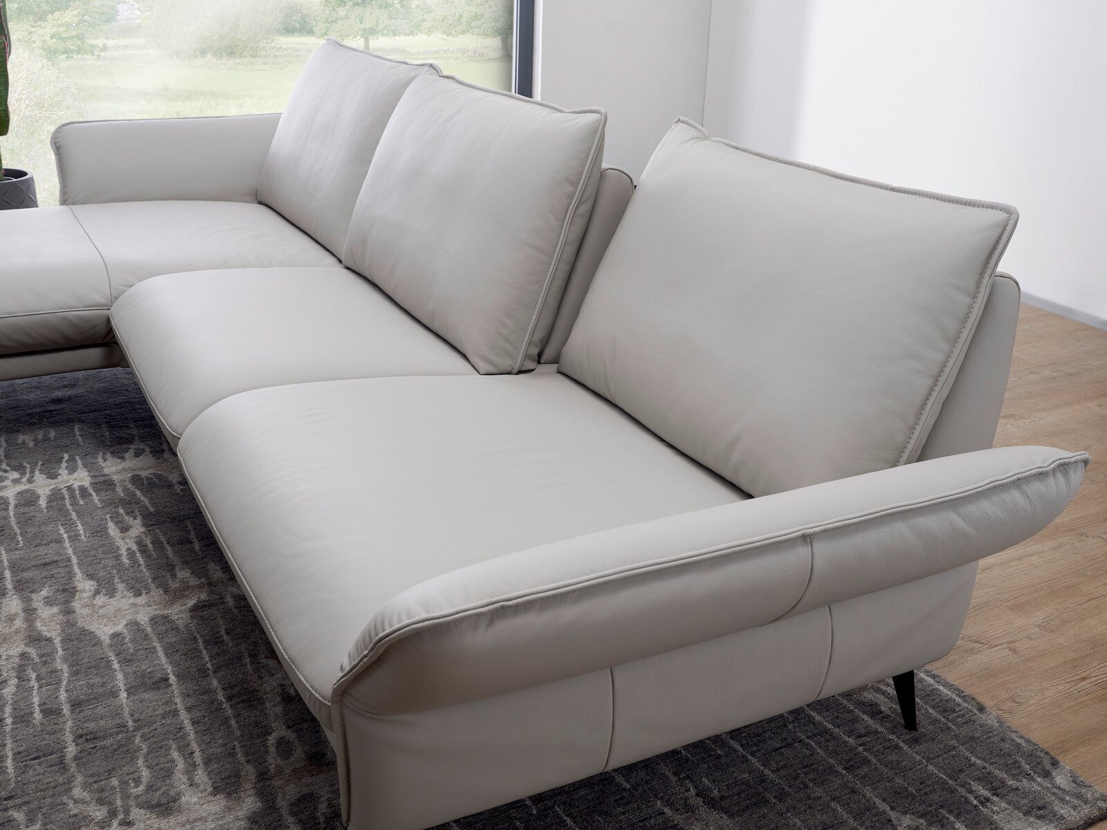 Beige longchair-set in een moderne woonkamer, zijaanzicht