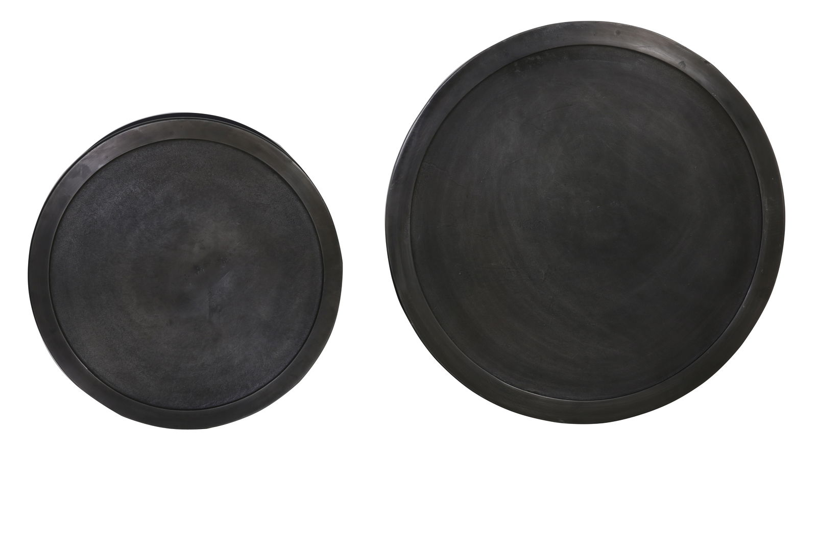 Zwei runde, schwarze Tischplatten aus der Vogelperspektive.