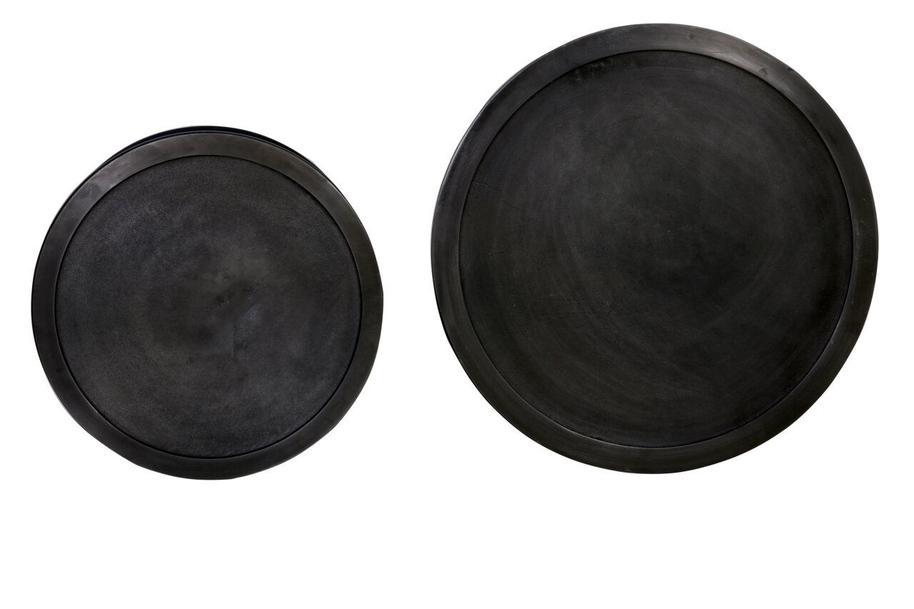 Zwei runde, schwarze Tischplatten aus der Vogelperspektive.