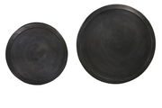 Zwei runde, schwarze Tischplatten aus der Vogelperspektive.