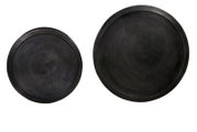 Zwei runde, schwarze Tischplatten aus der Vogelperspektive.