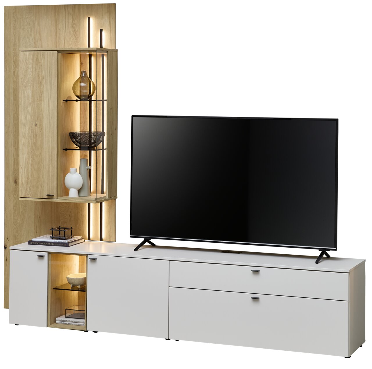 Moderne Wandkombination mit Holz- und Weißtönen, bestehend aus einem TV-Schrank und einem beleuchteten Regal, seitliche Perspektive.