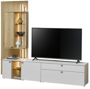 Moderne Wandkombination mit Holz- und Weißtönen, bestehend aus einem TV-Schrank und einem beleuchteten Regal, seitliche Perspektive.