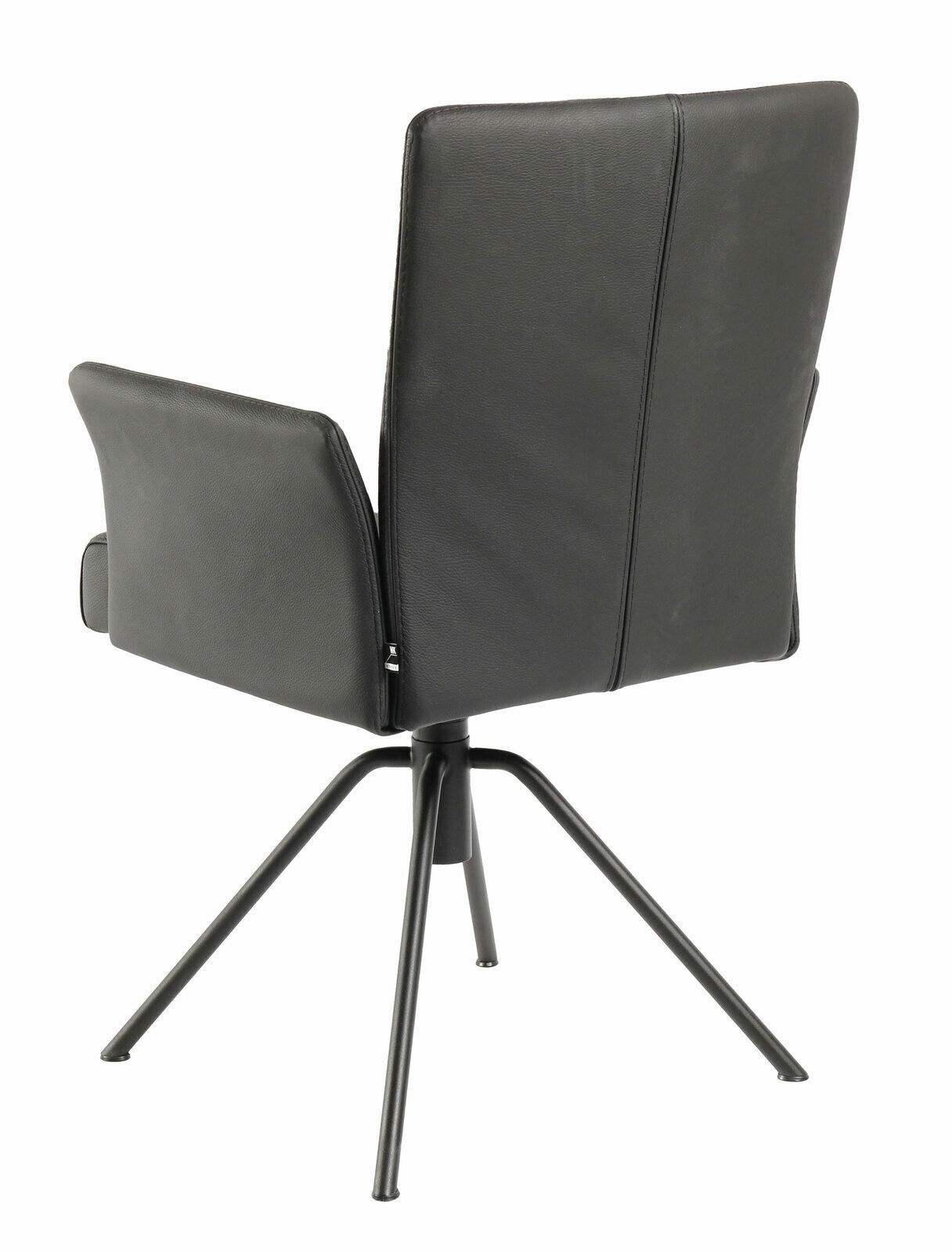 Rückansicht eines modernen schwarzen Sessels mit Metallbeinen, fotografiert aus einer leicht seitlichen Perspektive.