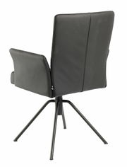 Rückansicht eines modernen schwarzen Sessels mit Metallbeinen, fotografiert aus einer leicht seitlichen Perspektive.