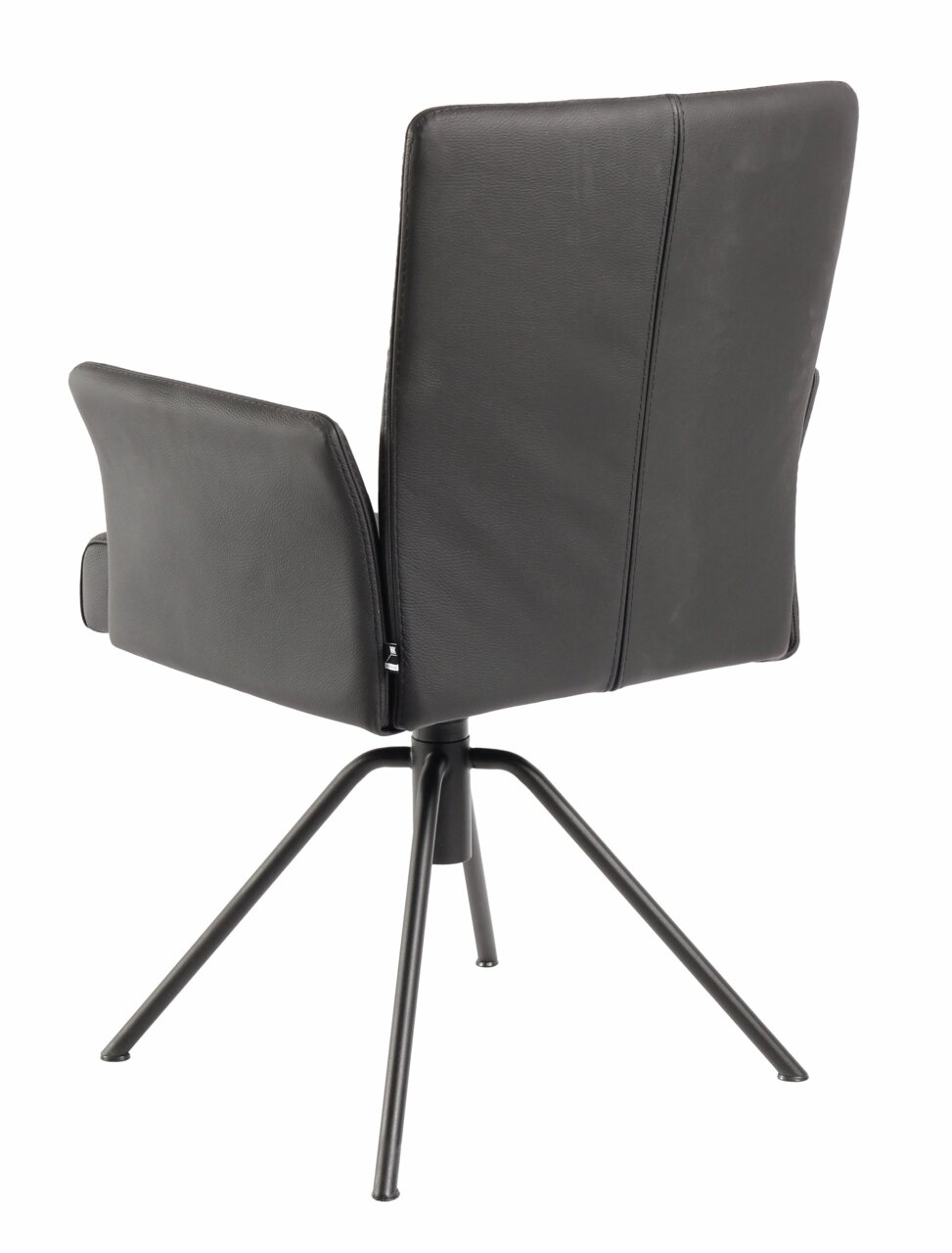 Achterkant van een moderne zwarte fauteuil met metalen poten, gefotografeerd vanuit een licht zijdelingse hoek.