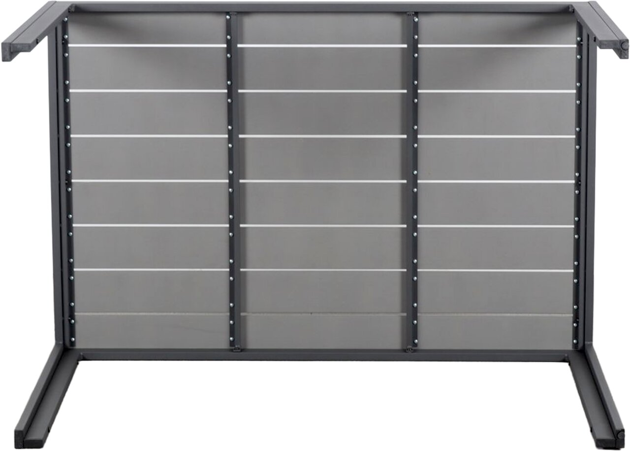 Unteransicht eines Gartentisches mit Metallrahmen und Querstreben.