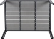 Unteransicht eines Gartentisches mit Metallrahmen und Querstreben.