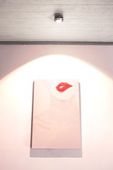 LED Aufbauleuchte an der Decke, beleuchtet ein Kunstwerk mit roten Lippen aus der Frontalperspektive