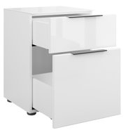 Weiße Nachtkommode mit zwei offenen Schubladen, seitliche Perspektive