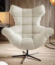 Moderner Sessel mit hellgrauem Stoffbezug und markantem Design, frontal fotografiert.