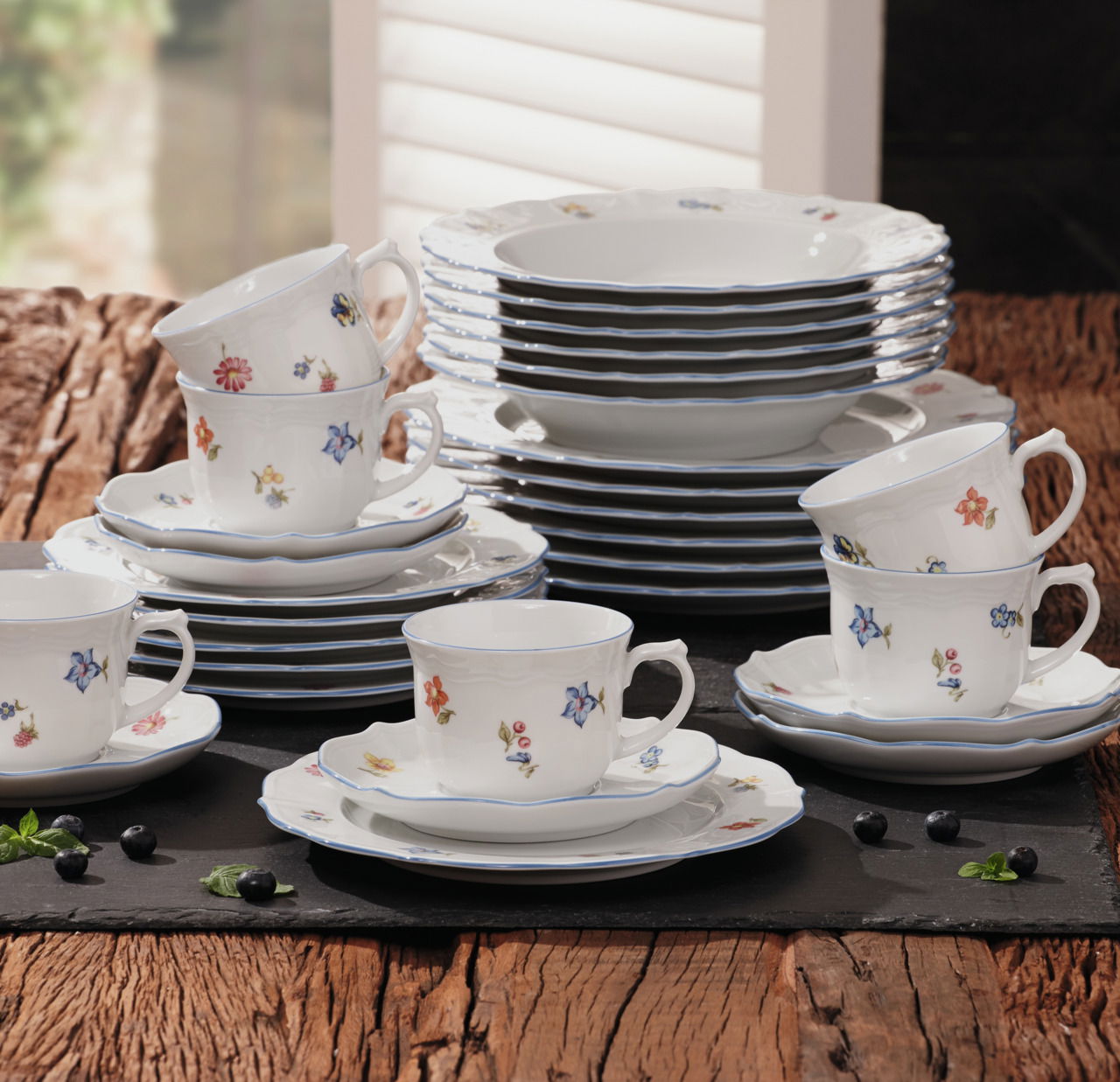 Kombiservice Sonate 30-tlg. mit floralem Muster, seitliche Perspektive