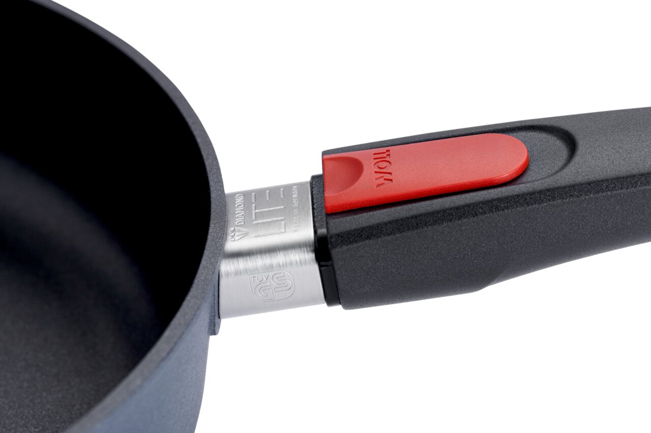 Nahaufnahme einer Guss-Hochrandpfanne mit rotem Griff und TÜV GS Zertifizierung.