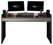 Moderner Schreibtisch mit zwei Monitoren, Tastatur und Maus, frontal betrachtet.