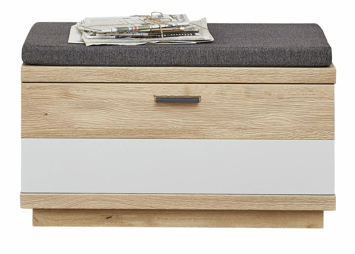 Novel Garderobenbank RICONA Garderobenbank aus Holz mit grauem Sitzpolster, frontal fotografiert. Auf der Bank liegt ein Stapel Zeitungen.