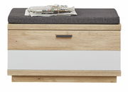 Garderobenbank aus Holz mit grauem Sitzpolster, frontal fotografiert. Auf der Bank liegt ein Stapel Zeitungen.