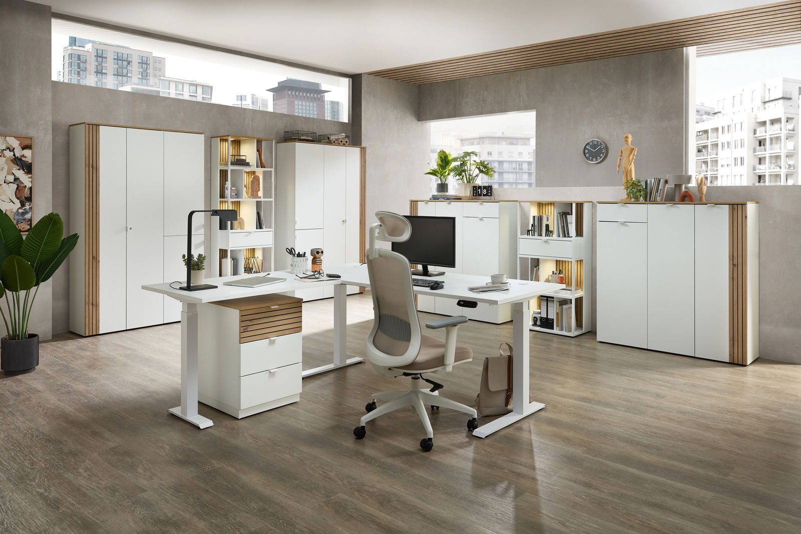 Moderner Drehstuhl in einem stilvollen Büro, seitliche Perspektive