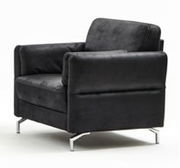 Schwarzer Sessel aus seitlicher Perspektive mit Metallfüßen