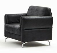 Schwarzer Sessel aus seitlicher Perspektive mit Metallfüßen